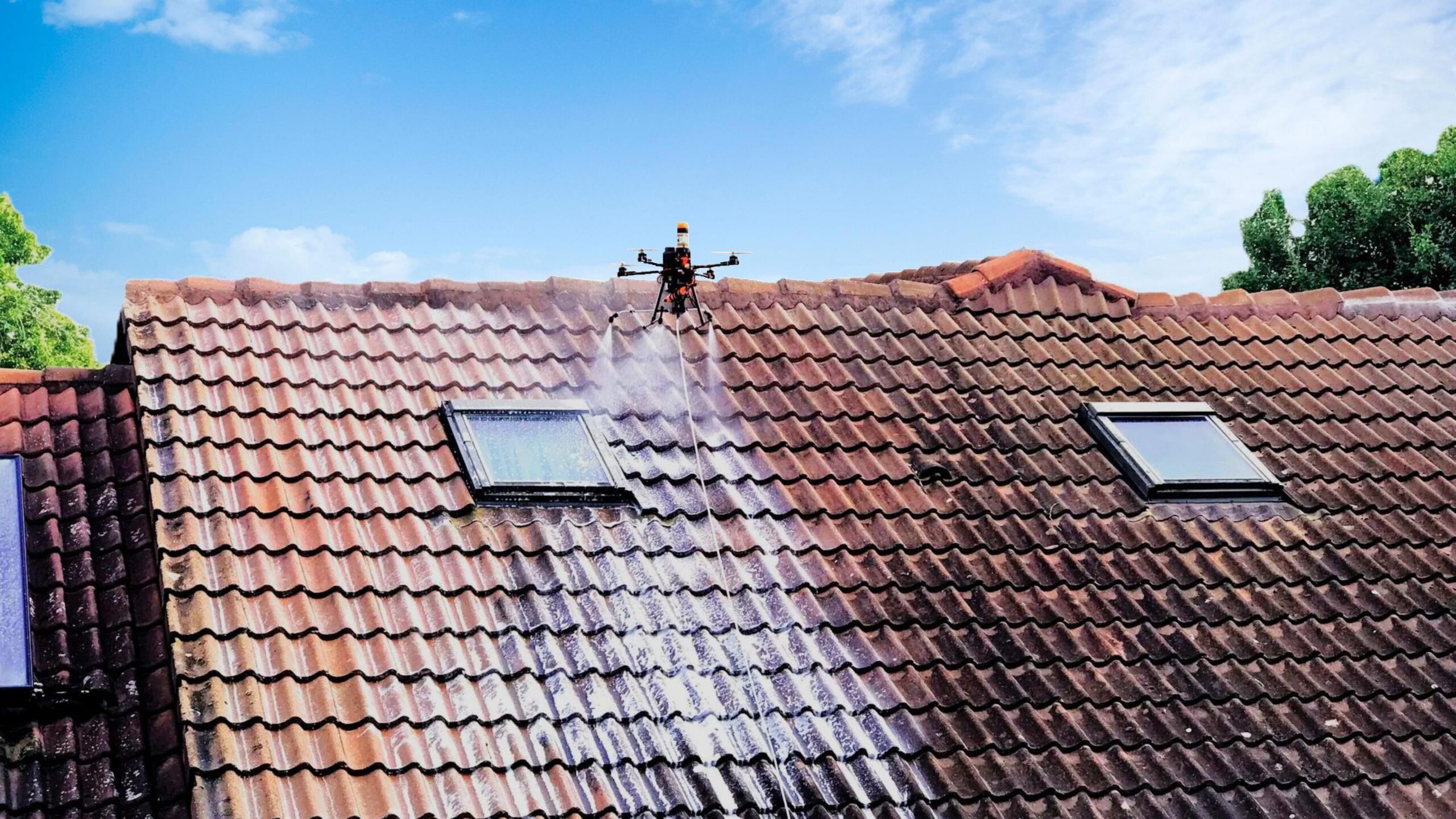 demoussage-nettoyage-hydrofuge-traitement-toiture-tuile-tuiles-toit-pau-lons-billere-bizanos-idron-jurancon-mazeres-lezons-gelos-serres-castet-lescar-artiguelouve-arbus-gan-uzos-sendets-aressy-pas-cher-qualite-securise-rapide-efficace-drone-flywash